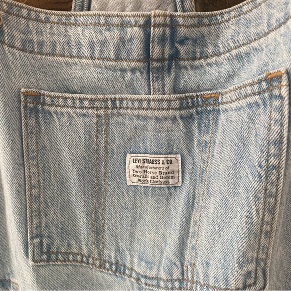 Levi’s Premium Women’s Short Bib Overalls Light Blue Denim Romper Size Small - Picture 9 of 10